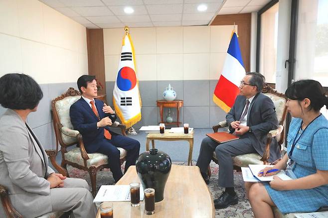 [진주=뉴시스]진주시, 주프랑스 한국문화원과 문화산업 교류 협력.(사진=진주시 제공).2025.06.25.photo@newsis.com *재판매 및 DB 금지