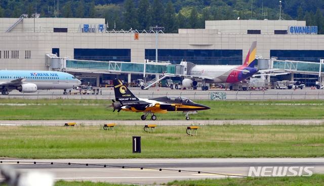 【광주=뉴시스】류형근 기자 = 공군 특수비행팀 블랙 이글스가 8일 오전 광주 광산구 공군제1전투비행단에서 열린 제41회 공군참모총장배 스페이스 챌린지(Space Challenge 2019) 광주·전남 예선대회 축하비행을 한 뒤 착륙하고 있다. 2019.06.08. hgryu77@newsis.com