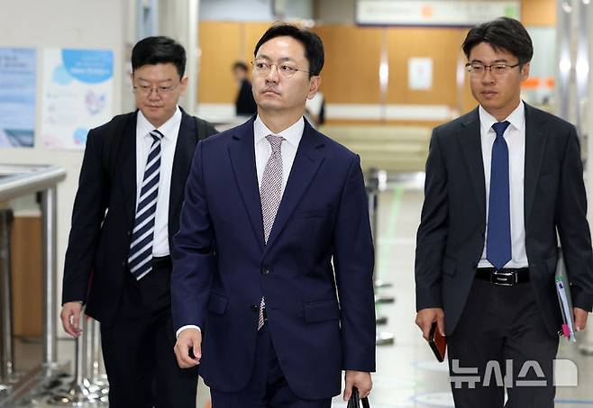 [서울=뉴시스] 이영환 기자 = 내란 사건을 수사하는 조은석 특별검사팀의 김형수 특검보가 25일 오전 서울 서초구 서울중앙지방법원에서 열린 김용현 전 국방부 장관의 구속영장 심문기일에 출석하고 있다. 2025.06.25. 20hwan@newsis.com