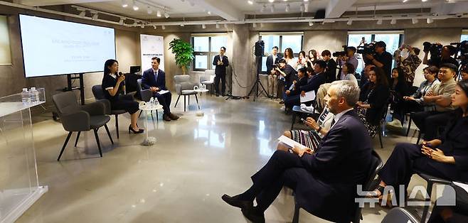 [서울=뉴시스] 박주성 기자 = 25일 오후 서울 강남구 하이 스트리트 이탈리아에서 열린 2026 밀라노 코르티나 동계 올림픽 공식 설명회, “2026 밀라노 코르티나, 세계와 만나다”에서 전 피겨스케이팅 선수 김연아가 발언을 하고 있다. 2025.06.25. park7691@newsis.com