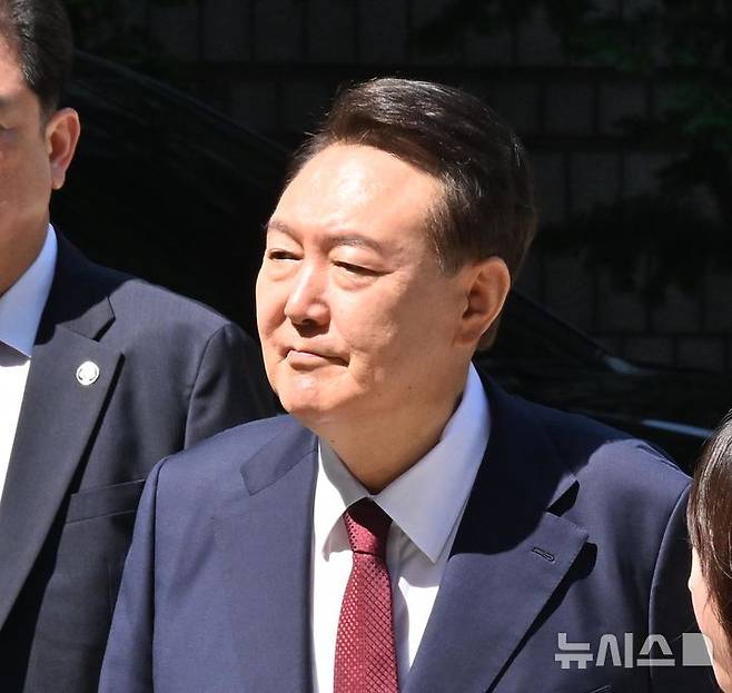 [서울=뉴시스] 사진공동취재단 = 윤석열 전 대통령이 지난 23일 서울 서초구 서울중앙지방법원에서 열린 내란 우두머리 혐의·직권남용 권리행사 방해 혐의 사건 8차 공판에 출석하고 있다. 2025.06.23. photo@newsis.com