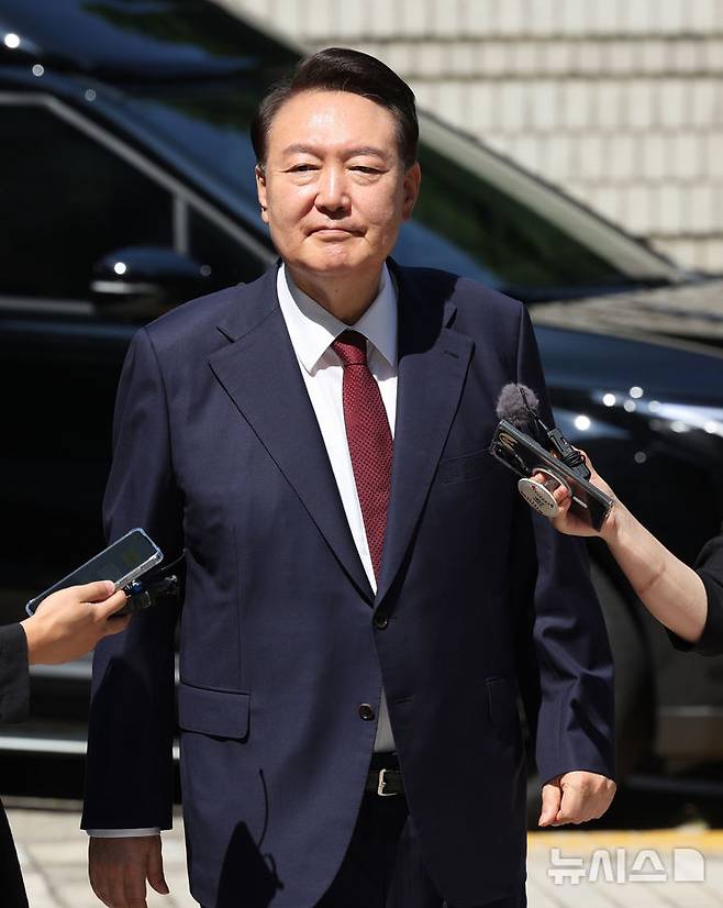 [서울=뉴시스] 사진공동취재단 =내란 특검팀(특별검사 조은석)은 25일 오후 언론 공지를 통해 법원이 윤 전 대통령에 대한 체포영장 청구를 기각했다고 밝혔다. 윤석열 전 대통령이 23일 서울 서초구 서울중앙지방법원에서 열린 내란 우두머리 혐의·직권남용 권리행사 방해 혐의 사건 8차 공판에 출석하고 있다. 2025.06.23. photo@newsis.com