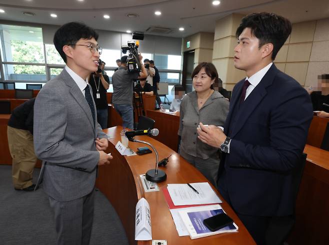 국민의힘 김용태 비상대책위원장이 22일 서울 성북구 고려대학교 의과대학 문숙의학관에서 '전공의·의대생들에게 듣는 의료대란 해결 방안'을 주제로 대한의료정책학교가 주최한 대담에서 참석자들과 대화하고 있다. 연합뉴스