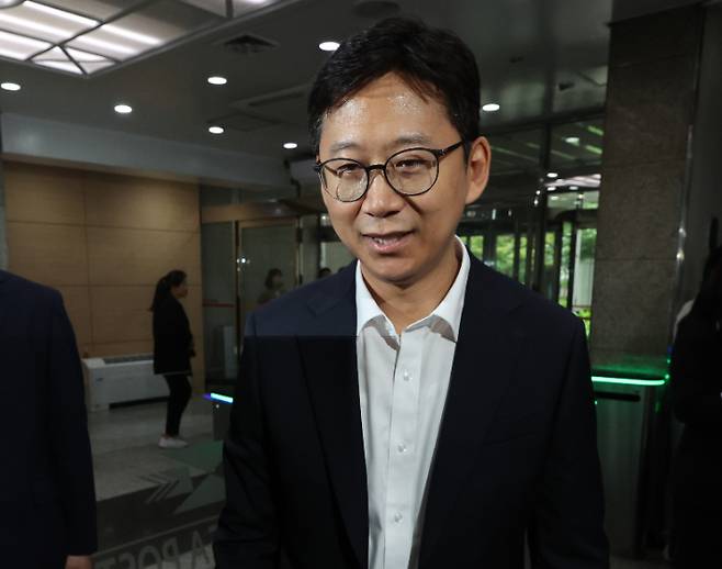 배경훈 과학기술정보통신부 장관 후보자가 24일 서울 종로구 광화문우체국에 마련된 인사청문회 준비 사무실로 출근하고 있다. 연합뉴스