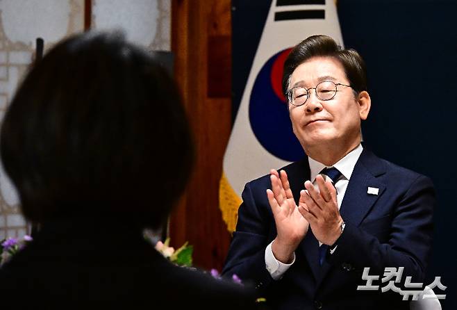 이재명 대통령이 4일 오후 서울 여의도 국회 사랑재에서 열린 제21대 대통령 취임 기념 오찬에 참석해 박수를 치고 있다. 윤창원 기자