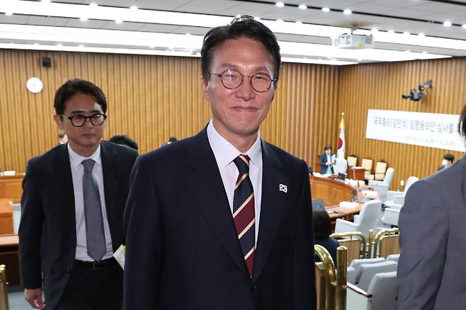 김민석 국무총리 후보자가 25일 서울 국회에서 열린 인사청문회가 자료 제출 등을 둘러싼 여야 대립으로 파행이 지속되자 후보자석을 잠시 떠나고 있다. 연합뉴스