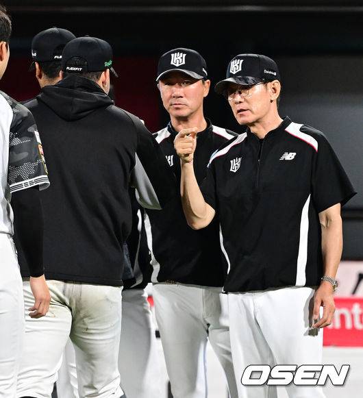 [OSEN=수원, 김성락 기자] 24일 오후 수원 KT위즈파크에서 2025 신한 SOL Bank KBO리그 KT 위즈와 LG 트윈스의 경기가 열렸다.이날 경기는 KT 위즈가 LG 트윈스를 상대로 5-0으로 승리했다.경기 종료 후 KT 이강철 감독, 헤이수스가 기쁨을 나누고 있다. 2025.06.24 / ksl0919@osen.co.kr