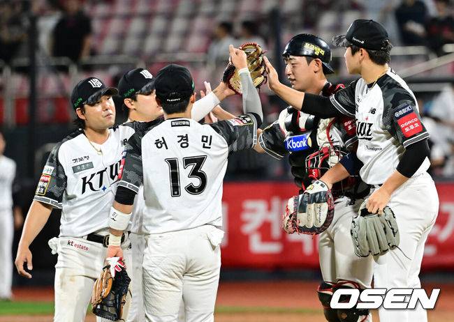 [OSEN=수원, 김성락 기자] 24일 오후 수원 KT위즈파크에서 2025 신한 SOL Bank KBO리그 KT 위즈와 LG 트윈스의 경기가 열렸다.이날 경기는 KT 위즈가 LG 트윈스를 상대로 5-0으로 승리했다.승리가 확정된 순간 KT 선수들이기쁨을 나누고 있다. 2025.06.24 / ksl0919@osen.co.kr