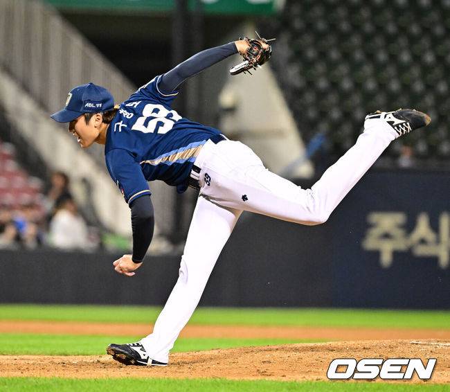 [OSEN=잠실, 지형준 기자] 22일 오후 서울 잠실야구장에서 ‘2023 신한은행 SOL KBO리그’ LG 트윈스와 NC 다이노스의 경기가 열렸다.4회말 NC 구창모가 역투하고 있다. 2023.09.22 /jpnews@osen.co.kr