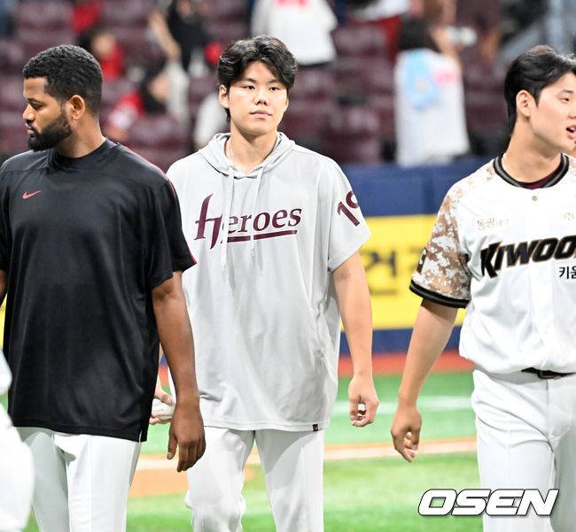 [OSEN=고척, 민경훈 기자] 24일 서울 고척스카이돔에서 ‘2025 신한 SOL Bank KBO리그’ 키움 히어로즈와 KIA 타이거즈의 경기가 열렸다.이 경기에서 키움은 KIA에 9-6으로 승리하며 7연승을 저지하고 2연패에서 탈출했다.&nbsp;선발투수 김윤하는 이날 개인 15연패 탈출에 도전했다. 4회까지는 승리요건을 갖추고 있었지만 5회 아웃카운트를 하나도 잡지 못하면서 승패없이 4이닝 7피안타(2피홈런) 5볼넷 6탈삼진 5실점을 기록했다. 연패 기록이 더 늘어나지는 않았지만 15연패를 끊지도 못했다. 경기를 마치고 키움 김윤하가 퇴장하고 있다. 2025.06.24 / rumi@osen.co.kr