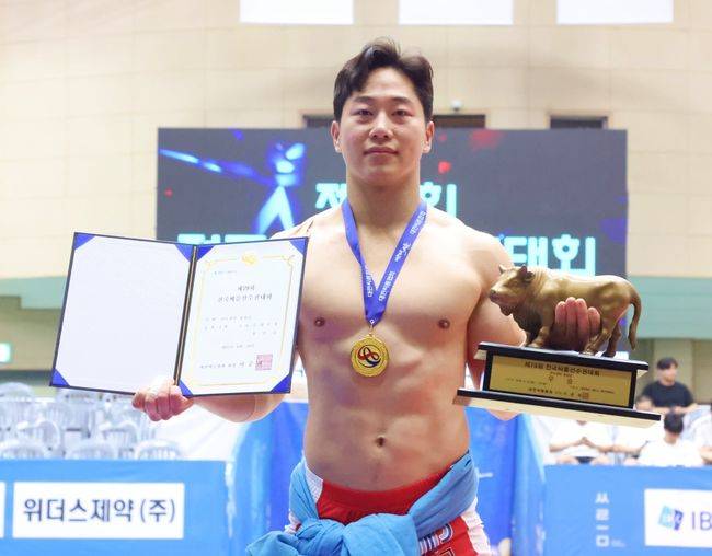 정민궁은 24일 충북&nbsp;제천시 제천체육관에서 열린 ‘제79회 전국씨름선수권대회’ 선수권부에서 청장급(85kg 이하) 우승을 차지해 이번 대회 2관왕(선수권부 개인전·남자일반부 개인전)에 올랐다. / 대한씨름협회