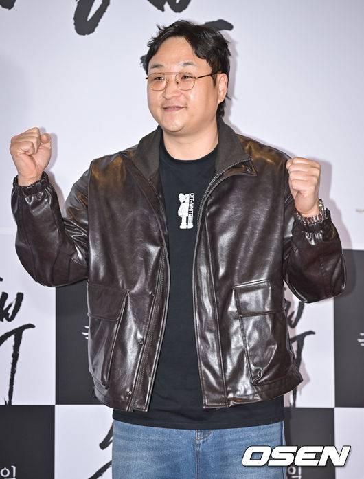 [OSEN=조은정 기자]19일 오후 서울 용산구 한강대로 CGV 용산아이파크몰에서 영화 '승부' VIP 시사회 포토월 행사가 열렸다.영화 '승부'는 대한민국 최고의 바둑 레전드 조훈현(이병헌 분)이 제자와의 대결에서 패한 후 타고난 승부사 기질로 다시 한번 정상에 도전하는 이야기를 그린다.배우 구성환이 포즈를 취하고 있다. 2025.03.19 /cej@osen.co.kr