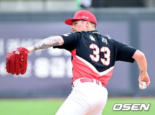 [OSEN=수원, 최규한 기자] 1일 수원 KT위즈파크에서 ‘2025 신한 SOL Bank KBO리그’ KT 위즈와 KIA 타이거즈의 경기가 열렸다.홈팀 KT는 조이현, 방문팀 KIA는 애덤 올러를 선발로 내세웠다.1회말 KIA 선발 올러가 힘차게 공을 뿌리고 있다. 2025.06.01 / dreamer@osen.co.kr