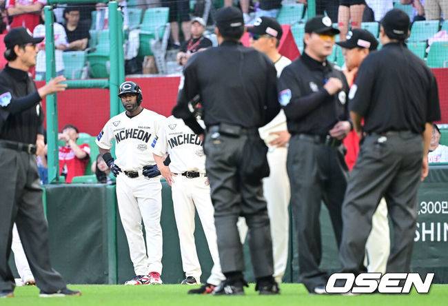 [OSEN=인천, 최규한 기자] 22일 인천 SSG랜더스필드에서 ‘2025 신한 SOL Bank KBO리그’ SSG 랜더스와 KIA 타이거즈의 경기가 열렸다.홈팀 SSG는 드류 앤더슨, 방문팀 KIA는 제임스 네일을 선발로 내세웠다.7회말 1사 1, 2루 상황 SSG 에레디아가 심판진에게 욕설을 해 퇴장 명령을 받았다. 심판진에게 어필하는 이숭용 감독과 이를 지켜보는 에레디아. 2025.06.22 / dreamer@osen.co.kr