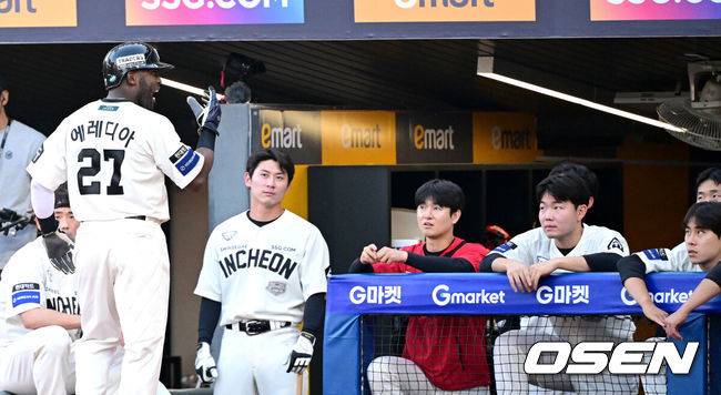 [OSEN=인천, 최규한 기자] 22일 인천 SSG랜더스필드에서 ‘2025 신한 SOL Bank KBO리그’ SSG 랜더스와 KIA 타이거즈의 경기가 열렸다.홈팀 SSG는 드류 앤더슨, 방문팀 KIA는 제임스 네일을 선발로 내세웠다.7회말 1사 1, 2루 상황 SSG 에레디아가 심판진에게 욕설을 해 퇴장 명령을 받고 그라운드를 나가며 소리치고 있다. 2025.06.22 / dreamer@osen.co.kr