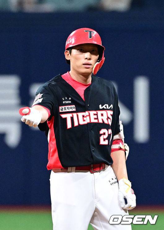 [OSEN=고척, 최규한 기자] 25일 서울 고척스카이돔에서 ‘2025 신한 SOL Bank KBO리그’ 키움 히어로즈와 KIA 타이거즈의 경기가 열렸다.홈팀 키움은 라클란 웰스, 방문팀 KIA는 애덤 올러를 선발로 내세웠다.4회초 1사 2, 3루 상황 KIA 김호령이 달아나는 2타점 2루타를 날리고 2루에 안착해 기뻐하고 있다. 2025.06.25 / dreamer@osen.co.kr