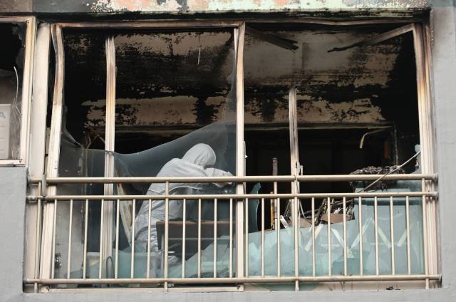 ▲24일 오전 어린이 2명이 숨지고 다친 부산진구의 한 아파트 화재 현장에서 소방당국과 경찰 등 관계 기관이 합동감식을 벌이고 있다. 이날 오전 4시 15분께 한 아파트 4층에서 부모가 일을 나간 사이 불이 나 10살 언니가 숨지고 7살 동생이 중태다. ⓒ연합뉴스