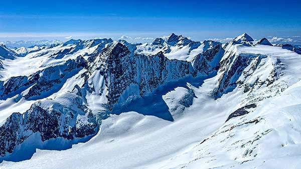 스위스 베르너Berner 알프스의 장엄한 빙하와 고봉들. 특히 융프라우, 알레치 지역은 유네스코 세계유산으로 등재되었고 산군 중 가장 높은 봉은 핀스터라르호른이다.