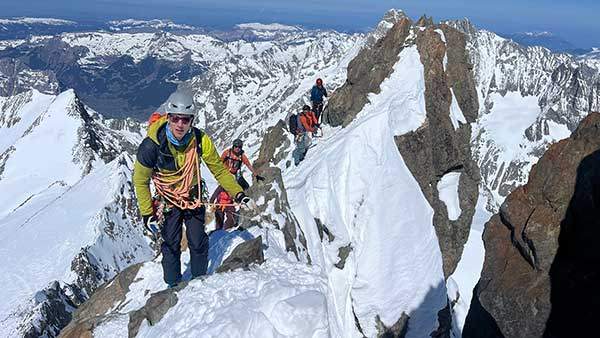 정상 부근 북서릉 암릉. 산악가이드와 동행한 네덜란드팀. 날씨가 아주 좋았다.