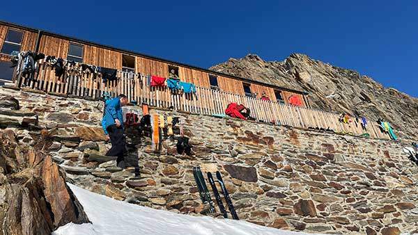 핀스터라르호른 산장. 1905년 건축 후 몇 차례 개보수를 거쳐 2004년 현재 모습으로 지어졌다.