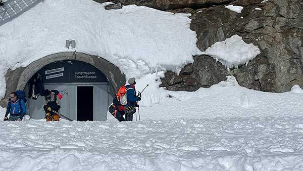 융프라우요흐역에서 설원으로 나서는 게이트. 겨울 시즌에는 이곳부터 알파인 지대로 분류된다.