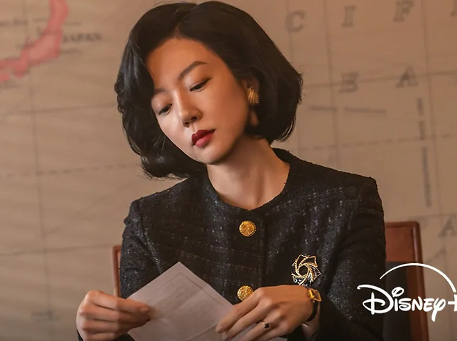 디즈니 + 오리지널 시리즈 '파인:촌뜨기들'에서 양정숙 역을 맡은 임수정. 디즈니 플러스