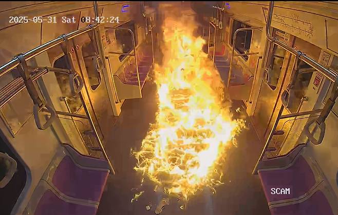 지난달 31일 오전 8시42분쯤 방화범 원모씨가 낸 불로 지하철 5호선 열차 내부에 불길이 번지고 있다. 서울남부지검 제공(뉴시스)