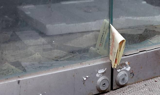 서울 명동 골목 폐업한 상점 문에 각종 고지서들이 놓여 있다. 연합뉴스