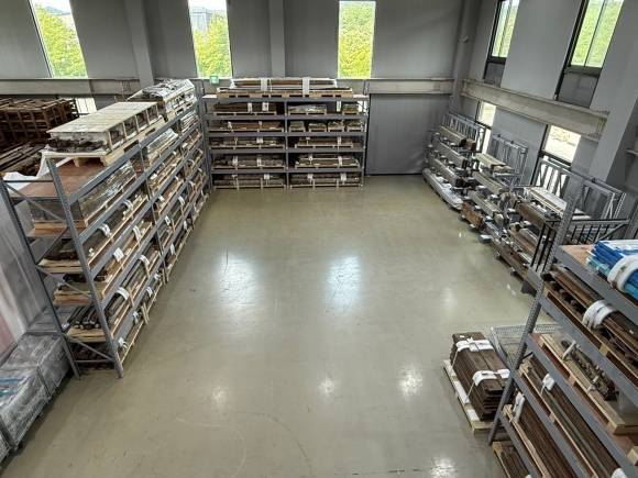 경기 파주 전통건축수리기술진흥재단으로 옮겨진 관월당 부재의 모습. 부재는 철물, 기와, 목재를 합쳐 약 5000점에 이른다. 국가유산청 제공