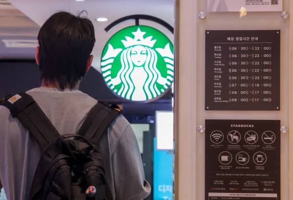 매장 영업시간 확대하는 스타벅스 - 12일 서울 시내 한 스타벅스 매장에 영업시간 안내문이 놓여 있다. 2025.5.12 연합뉴스