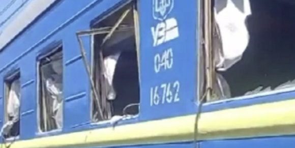 24일(현지시간) 우크라이나 남부 오데사와 자포리자를 잇는 우크라이나 52번 열차가 드니프로시 인근에서 미사일 공격의 여파로 파손되면서 부상자가 쏟아졌다. 텔레그램 영상 캡처