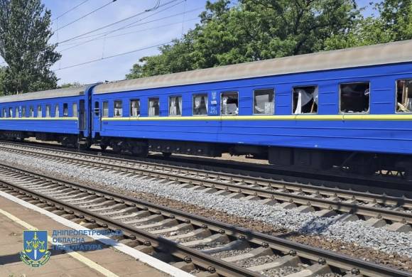 24일(현지시간) 우크라이나 남부 오데사와 자포리자를 잇는 우크라이나 52번 열차가 드니프로시 인근에서 미사일 공격의 여파로 파손되면서 부상자가 쏟아졌다. EPA 연합뉴스