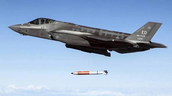 미 공군의 F-35A 전투기가 2024년 8월 25일(현지시간) 미국 네바다주 토노파 시험장에서 핵탄두를 제거한 B61-12 모의탄을 투하하고 있다. 출처=미 공군