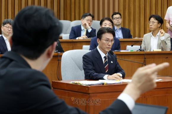 김민석 국무총리 후보자가 25일 국회에서 열린 이틀째 인사청문회에서 주진우 국민의힘 의원의 질의를 듣고 있다. 2025.6.25안주영 전문기자