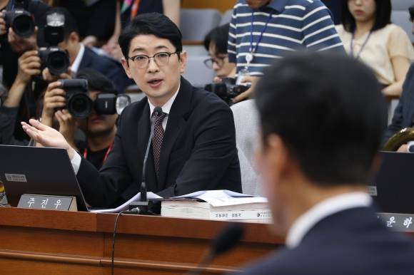 김민석 후보자에게 질의하는 주진우 - 주진우 국민의힘 의원이 25일 오전 서울 여의도 국회에서 열린 국무총리 후보자 임명동의안 심사를 위한 인사청문회에서 김민석 후보자에게 질의하고 있다.  2025.6.25 뉴스1