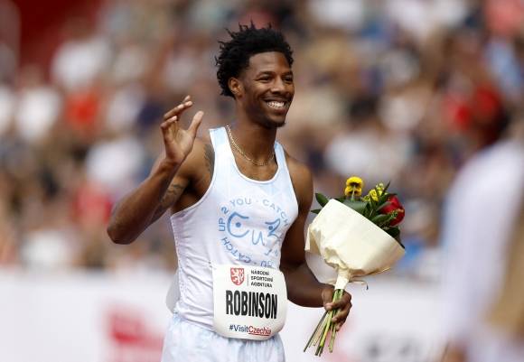 2025년 6월 24일(현지시간) 체코 오스트라바에서 열린 국제육상경기연맹(IAAF) 골든스파이크대회의 남자 400m 허들 결승에서 우승한 미국의 크리스 로빈슨이 시상식에서 팬들을 향해 손을 들고 있다. 로이터 연합뉴스