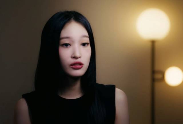 유튜브 채널 통해 인터뷰 중인 애니. 올데이 프로젝트 유튜브 캡처