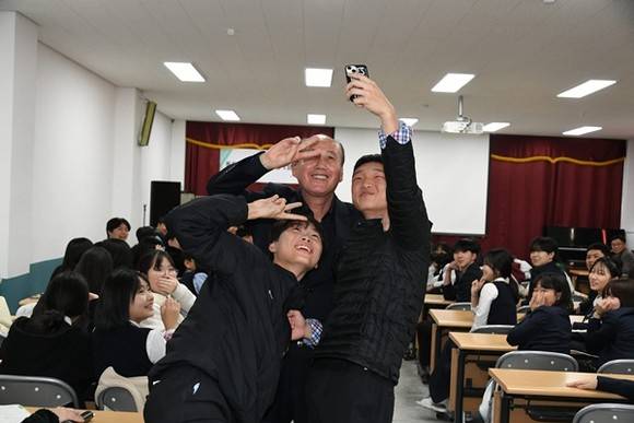 박형덕 동두천시장이 1일 명예교사를 한 뒤 학생들과 기념사진을 찍고 있다. 사진 제공=동두천시