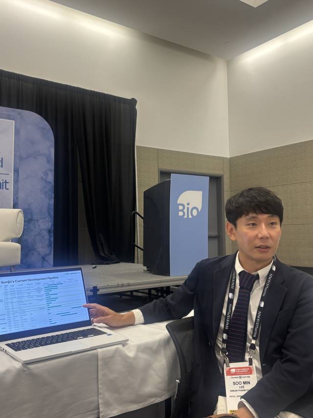 이수민 삼진제약 연구센터장이 19일(현지시간) 미국 보스턴에서 기자들과 만나 삼진제약 파이프라인을 소개하고 있다. 이정민 기자