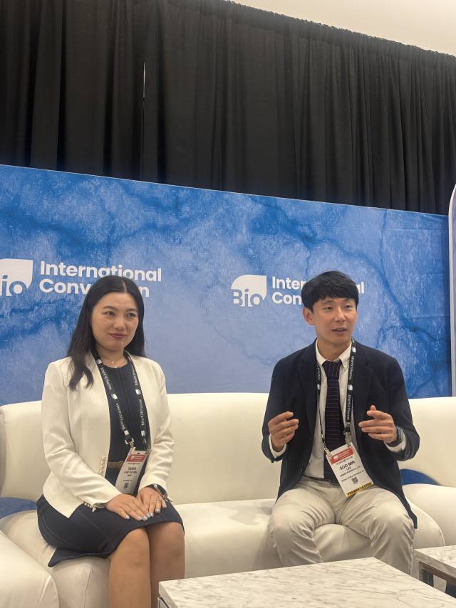 이수민(오른쪽) 삼진제약 연구센터장과 타냐 시 아리바이오 미국지사 개발전략이사. 이정민 기자