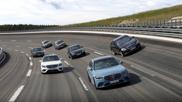 메르세데스-벤츠가 지난달 말 독일 임멘딩겐에서 개최한 '비하인드 더 휠 오브 에브리 S클래스(Behind the wheel of_every S-Class) 행사에서 S-클래스 1세대~7세대 모델이 함께 달리고 있다. 사진제공=메르세데스-벤츠