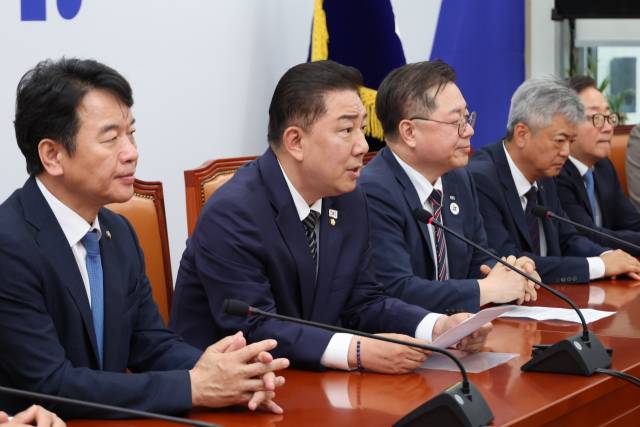 김병기 더불어민주당 당대표 직무대행 겸 원내대표와 문진석 원내운영수석부대표가 25일 서울 여의도 국회에서 경제6단체 부회장단과 면담하고 있다. 연합뉴스