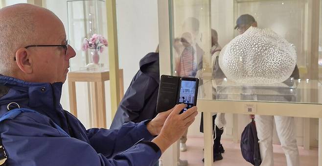 2024 호모파베르에서 고혜정 작가의 'Wishes(소원들)'을 사진 찍고있는 현지 관람객 모습 ⓒ청주시