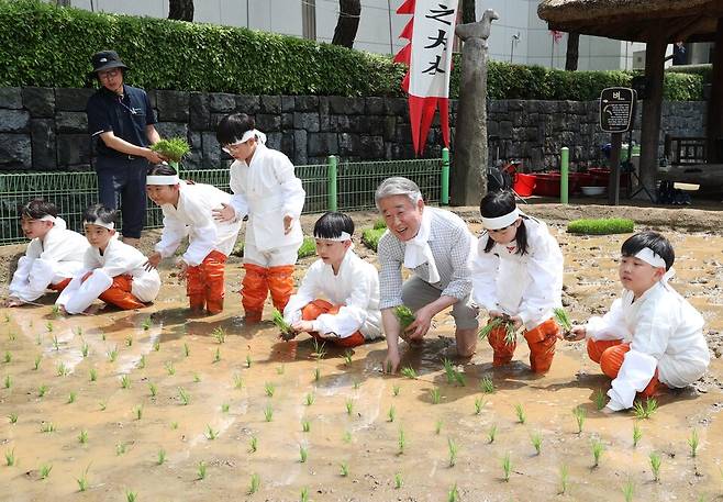 강호동 농협중앙회장이 5월21일 어린이들과 전통 손모내기 체험을 하고 있다. ⓒ농협중앙회 제공