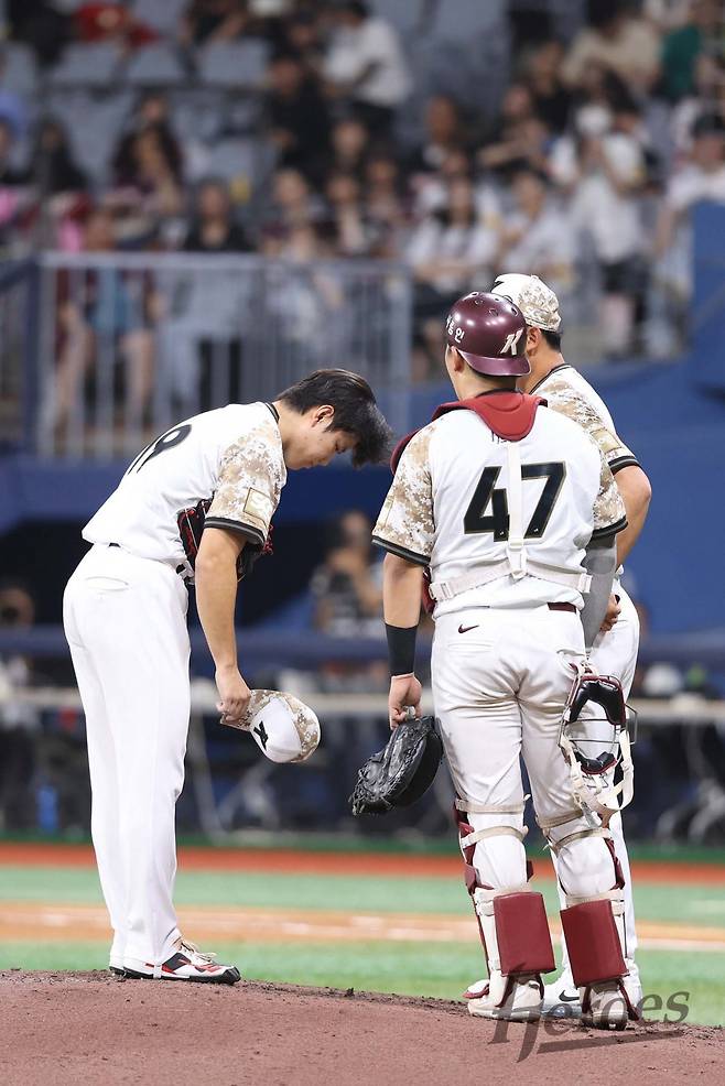 키움 김윤하는 선발 15연패에 빠져 있다. 키움의 모든 구성원은 풀이 죽은 그를 응원하고 있다. 사진제공|키움 히어로즈