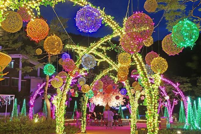 괴강관광지의 괴강불빛공원. 경관조명과 미디어파사드로 밤이 더 멋진  괴산의 새로운 명소로 특히 데이트 장소로 인기다                  사진제공｜괴산군