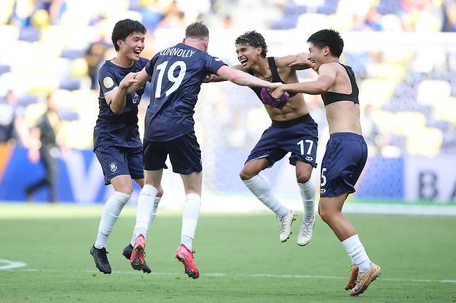 오클랜드 선수들이 25일 미국 테네시주 내슈빌에서 열린 클럽월드컵 최종전에서 보카 주니어스와 비기며 첫 승점을 따낸 뒤 기뻐하고 있다. AFP