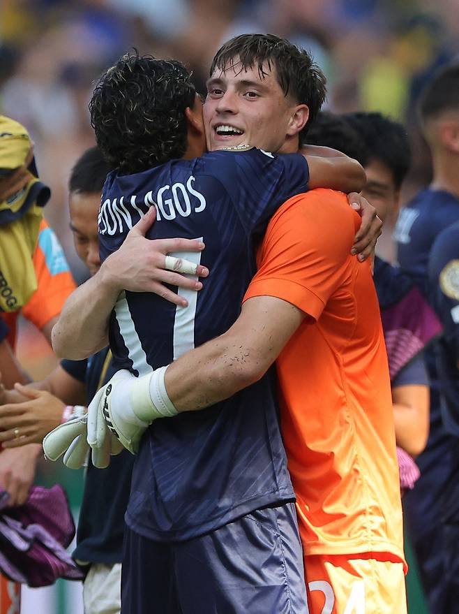 오클랜드 골키퍼 네이선 개로(오른쪽)가 경기 후 동료와 포옹하고 있다. 로이