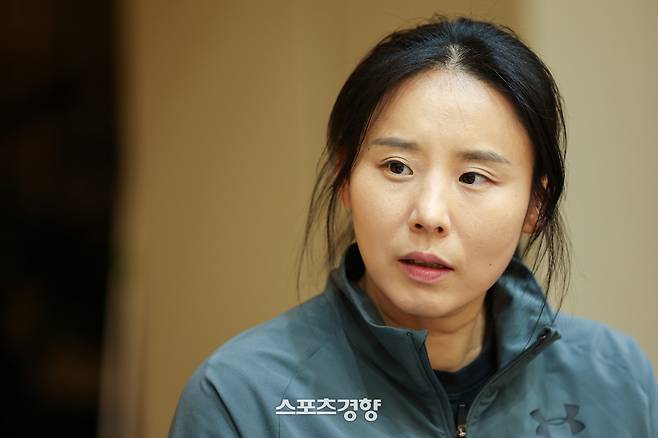 여자농구 인천 신한은행 최윤아 감독이 24일 경기 용인시 신한은행 블루캠퍼스에서 경향신문과 인터뷰를 하고 있다. 2025.06.24 권도현 기자