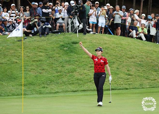 박현경이 맥콜 모나 용평오픈 2연패에 도전한다. 지난해 최예림과 연장전에서 5m 버디 퍼트를 넣고 세리머니 하는 박현경. ｜KLPGA 제공